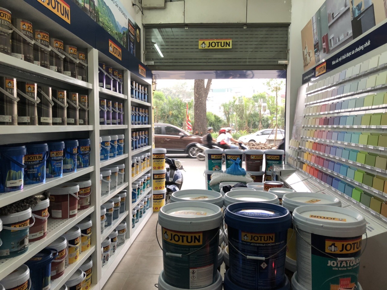 Bạn đang tìm kiếm một nơi cung cấp sơn Jotun uy tín tại Hà Nội? Chúng tôi là đại lý sơn Jotun chính hãng và chúng tôi có giá cả cực kỳ hấp dẫn trong đợt khuyến mãi này. Đến với chúng tôi để mua sắm và sử dụng những sản phẩm sơn Jotun tuyệt vời nhất.